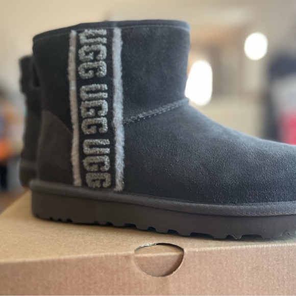 UGG Women’s Mini Shearling Logo Boots Size 7 - Picture 4 of 8